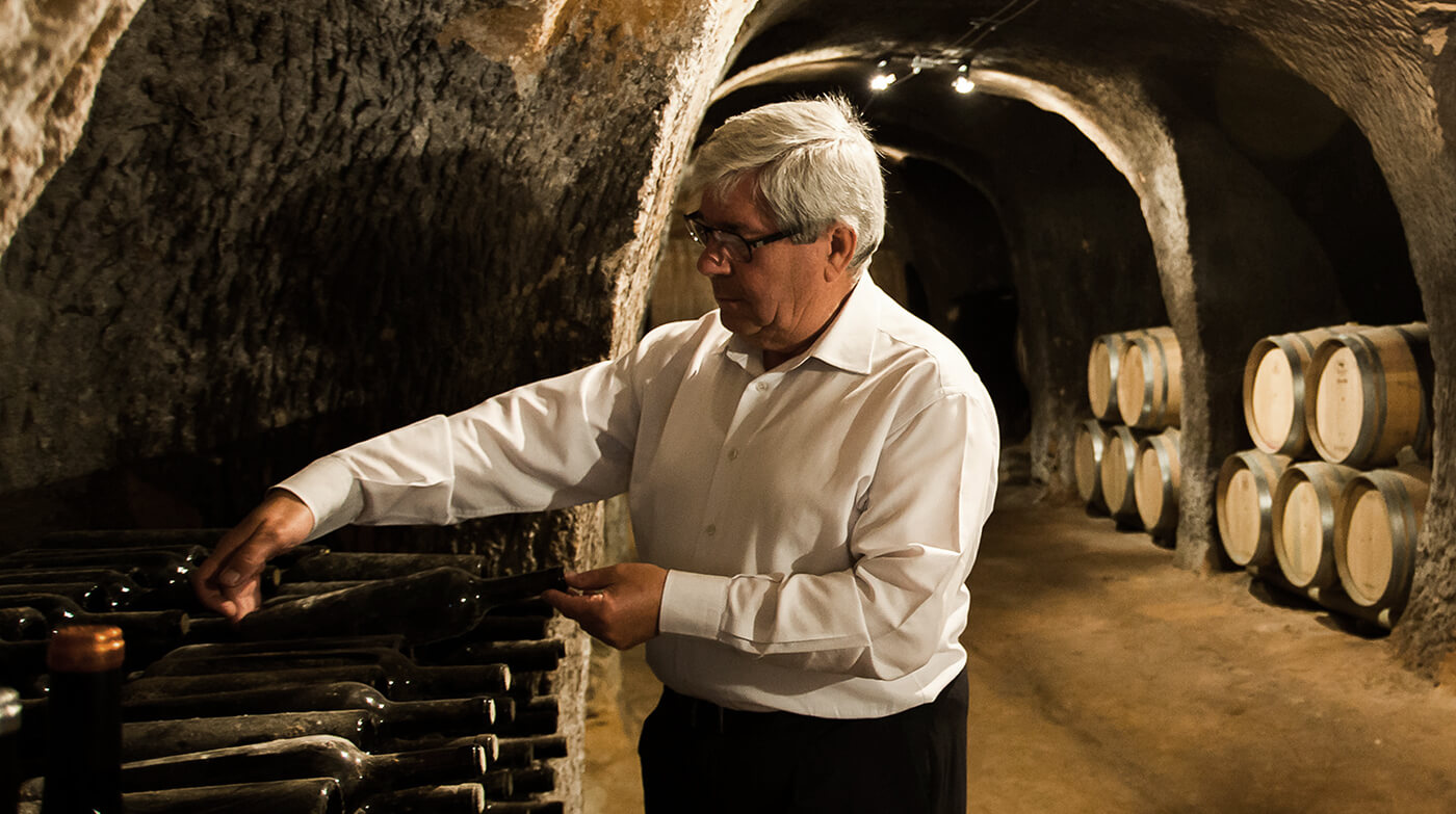 Gabriel Pérez, en una de las bodegas tradicionales queleñas, en las que se elaboraron las primeras garnachas riojanas. Gabriel Pérez, en una de las bodegas tradicionales queleñas, en las que se elaboraron las primeras garnachas riojanas.